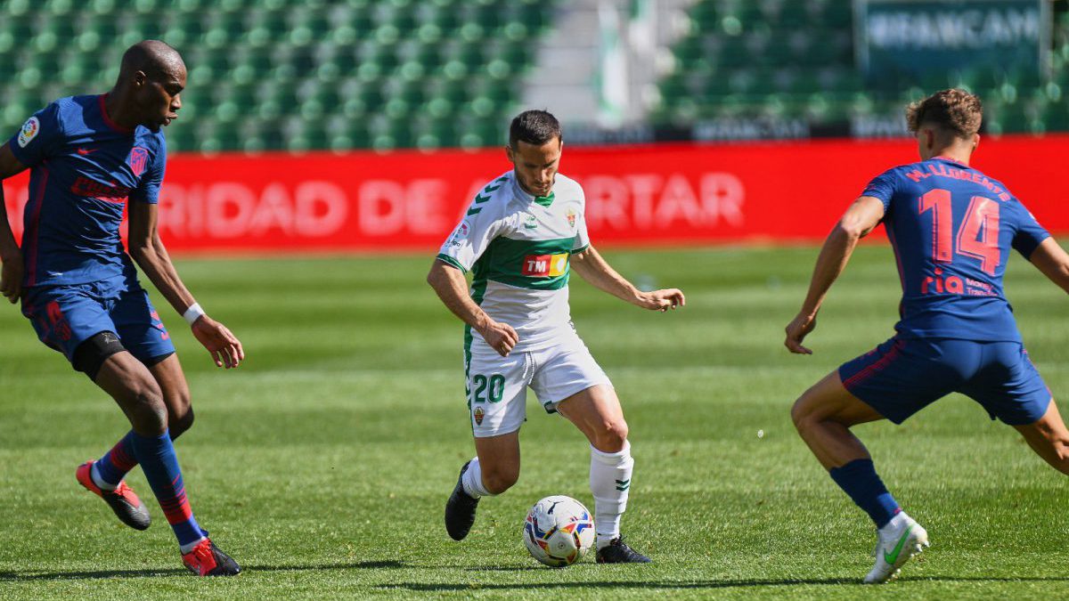 Piatti intenta regatear a dos defensas rivales