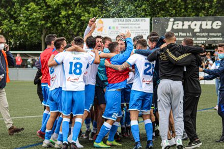 Los jugadores del AE Prat celebran la permanencia