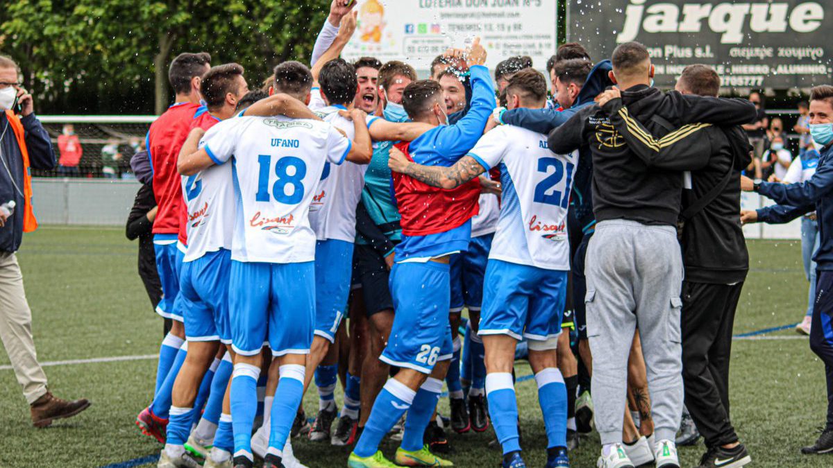 Los jugadores del AE Prat celebran la permanencia