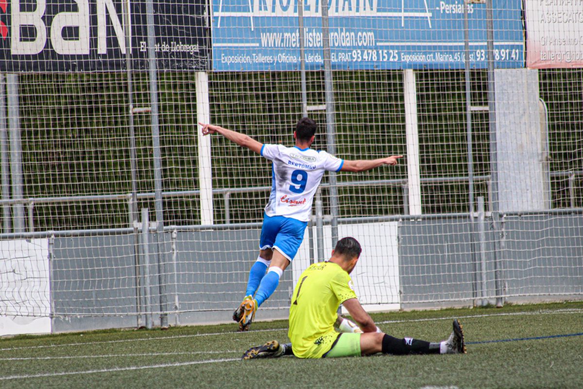 Bertomeu celebra su gol. foto. AE Prat