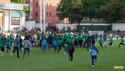 Afición del Sestao River festejando