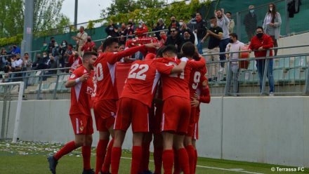 jugadores terrasa celebrando gol