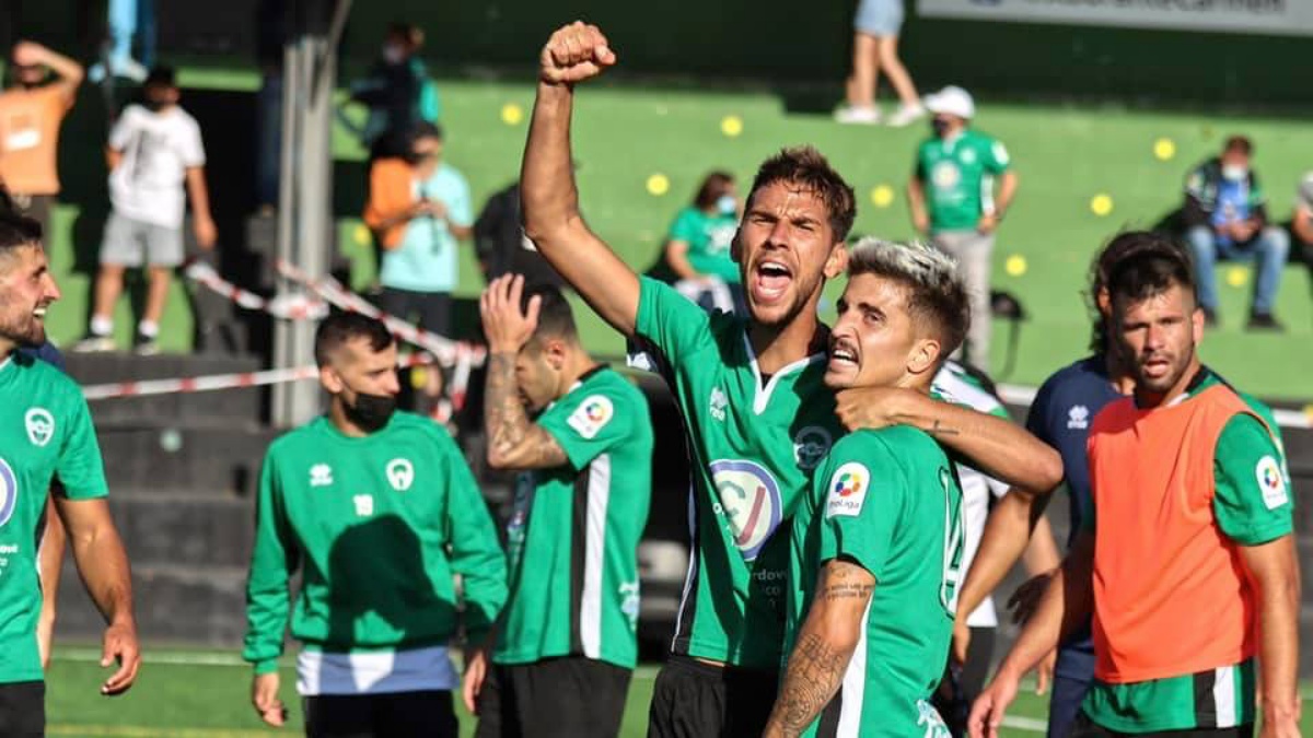 Jugadores de CD Atlético Paso celebran victoria