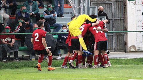 CD Mirandés B celebrando un gol