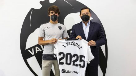 Jesús Vázquez renueva con el Valencia Mestalla