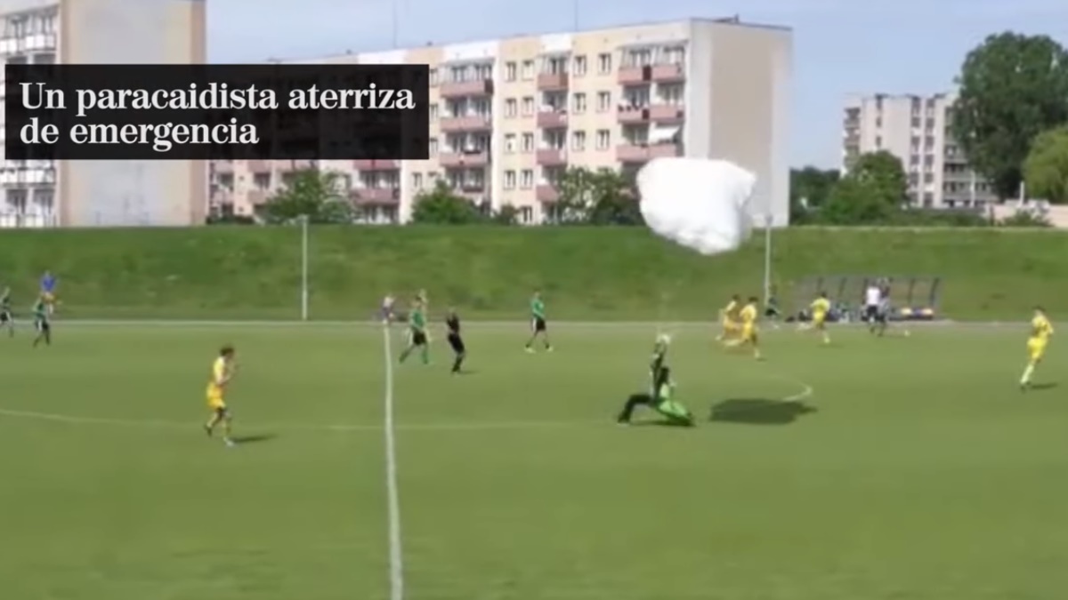 Un paracaidista aterriza en campo de fútbol