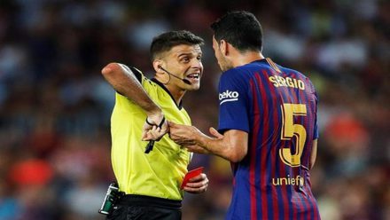 Arbitro sacando tarjeta a jugador