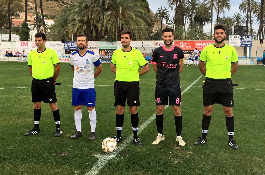 Los capitanes posan junto al trío arbitral.