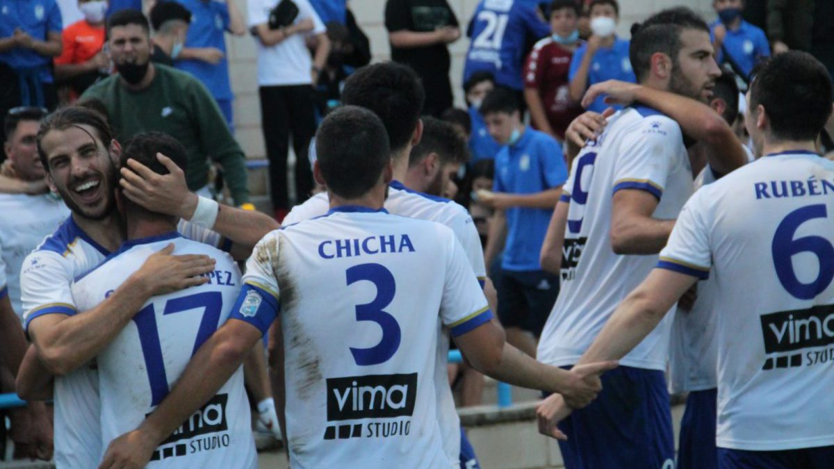 Los jugadores del Callosa celebran el gol.