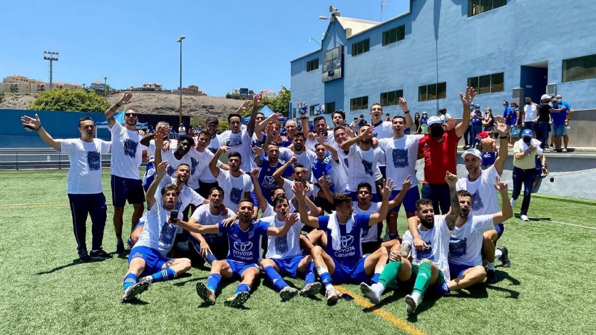 Plantilla UD San Fernando celebra ascenso