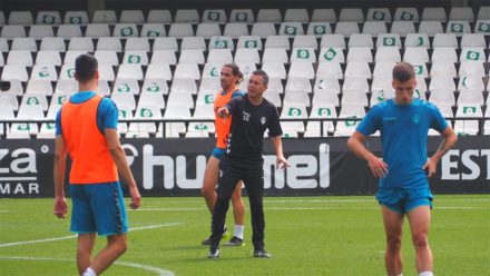 Sergio Escobar dirigiendo un entrenamiento