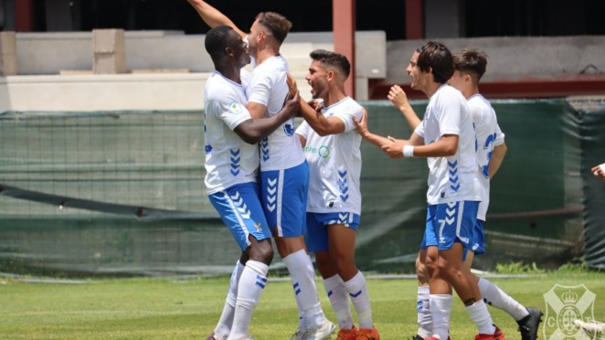 Jugadores Tenerife 'B' celebran gol