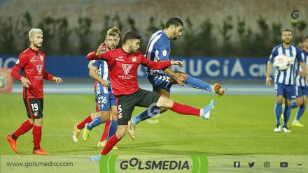 Jona golpea balón contra Nucia