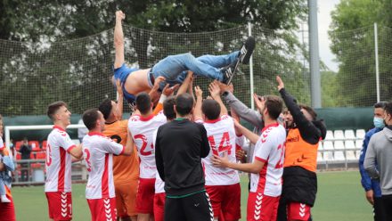 Jugadores AD Complutense mantean Ernesto Gallardo