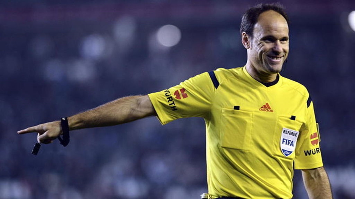 Mateu arbitrando un partido