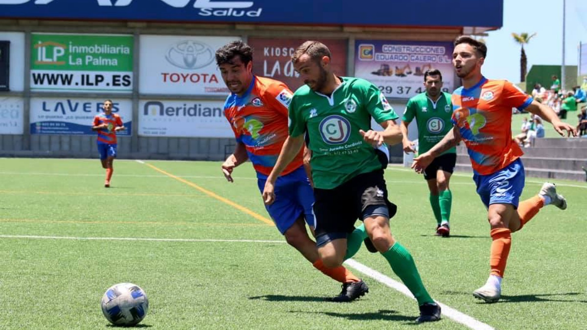 Jugadores de CD Atlético Paso y CF Panadería Pulido