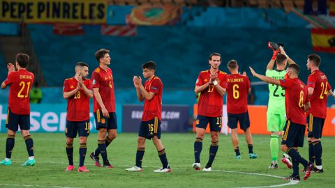 Jugadores selección española aplauden al público