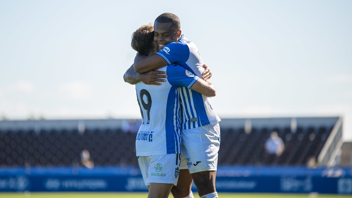 Baselga y Vinicus Tanque abrazo celebración