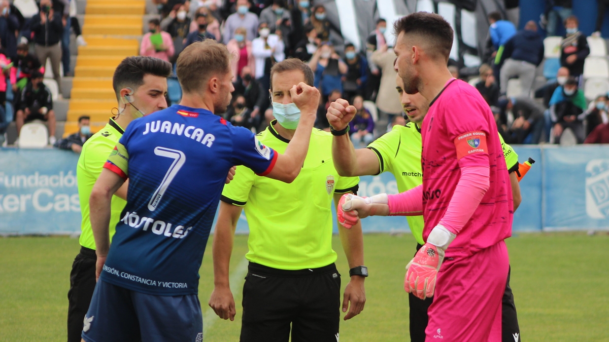 Juancar y Yayo saludo de capitanes