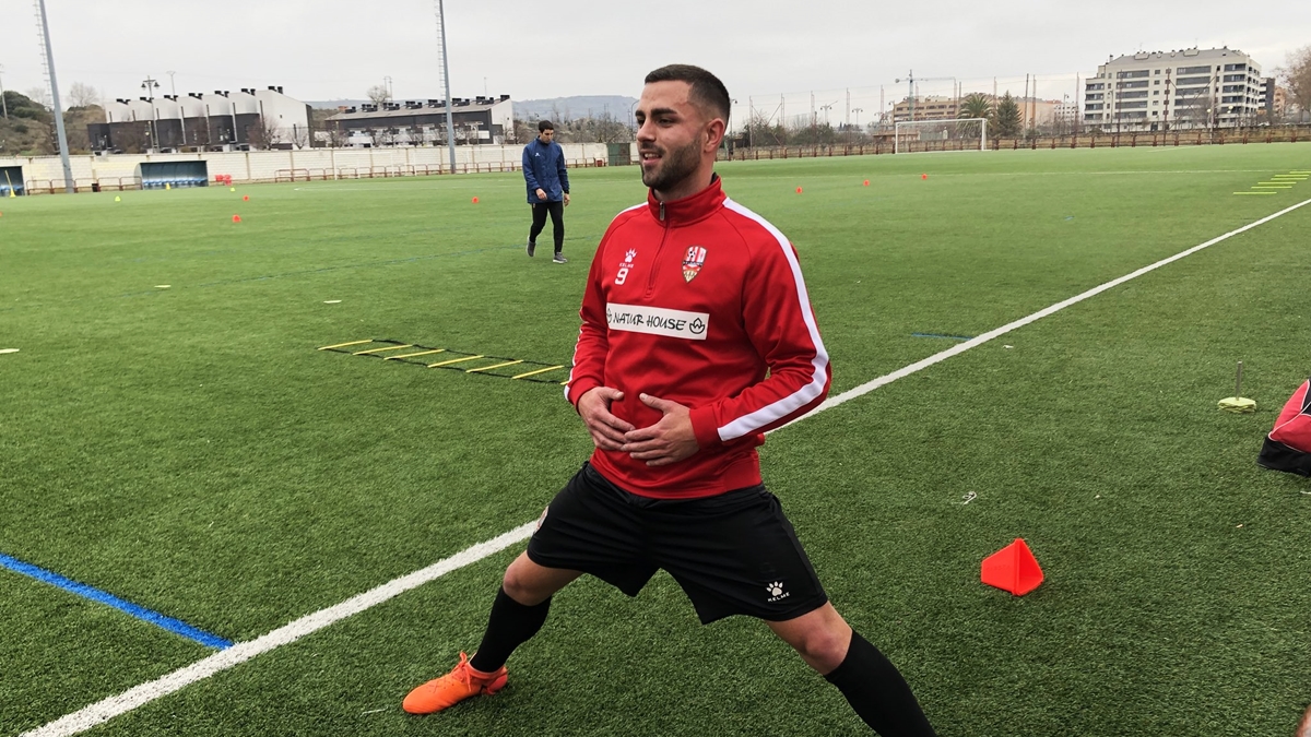 Andre Vitoria estiramientos UD Logroñés