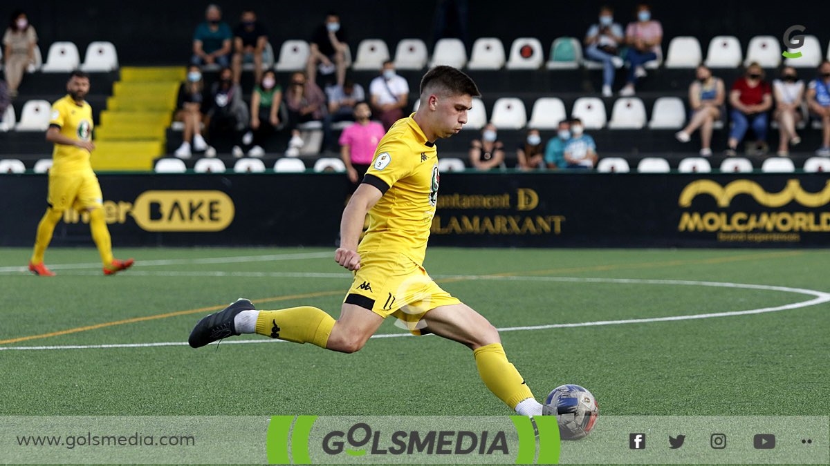 Nico golpea balón partido Vilamarxant CF