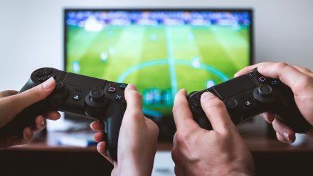 Dos amigos jugando al videojuego de fútbol. / Foto: Pixabay.