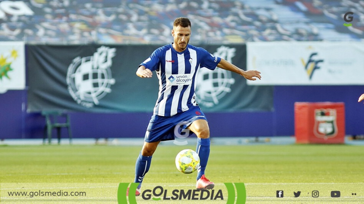 Jony ñiguez conduce el balón