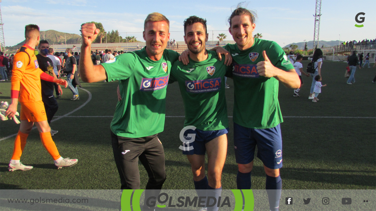 Jorge Guzmán celebrando el ascenso