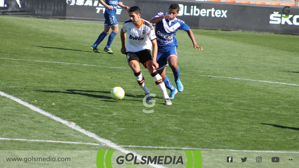 Alvarado persigue jugador Valencia Mestalla