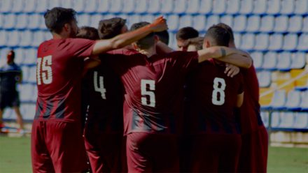 jugadores del Eldense celebrando gol