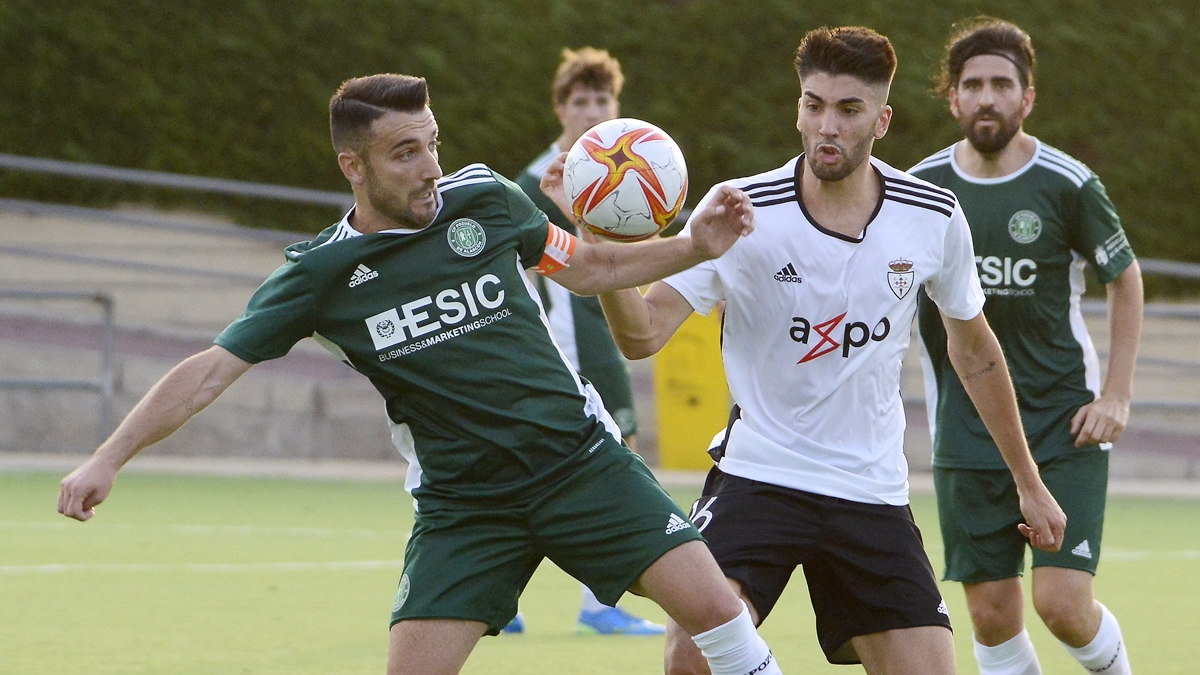 Saugar controla balón contra RCD Carabanchel