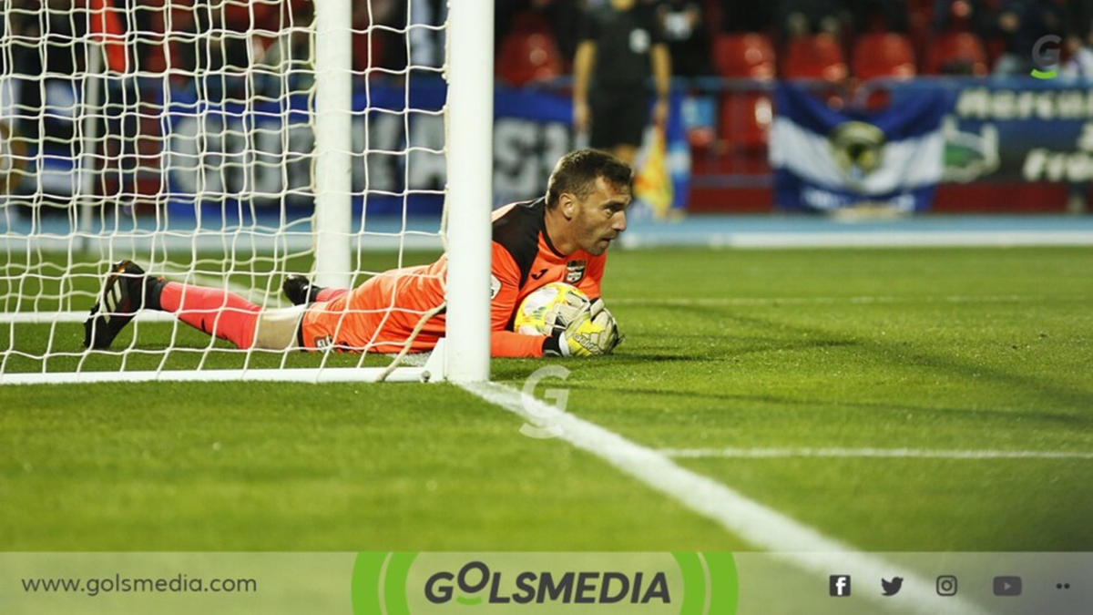 Óscar Fornés ataja la pelota