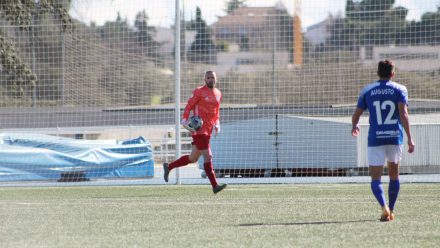 Valero camina balón en las manos