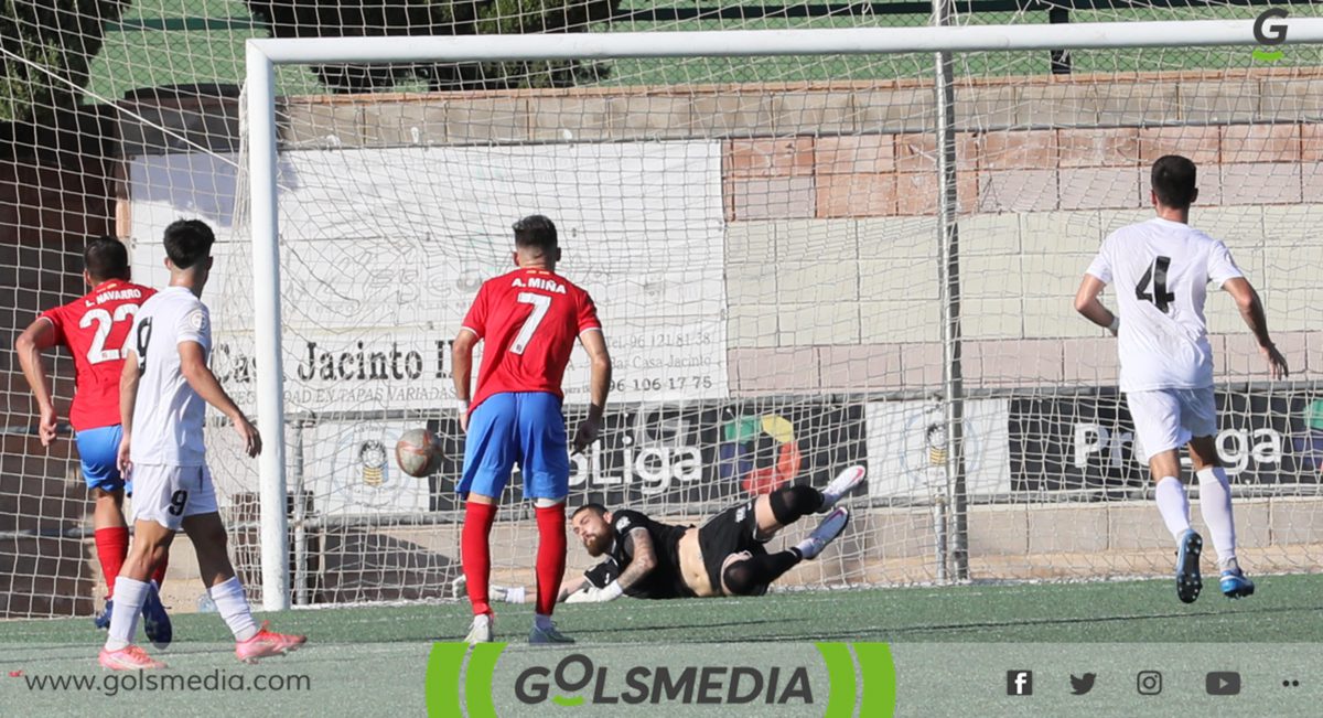 Gol en el partido entre Silla y Atlético Saguntino.