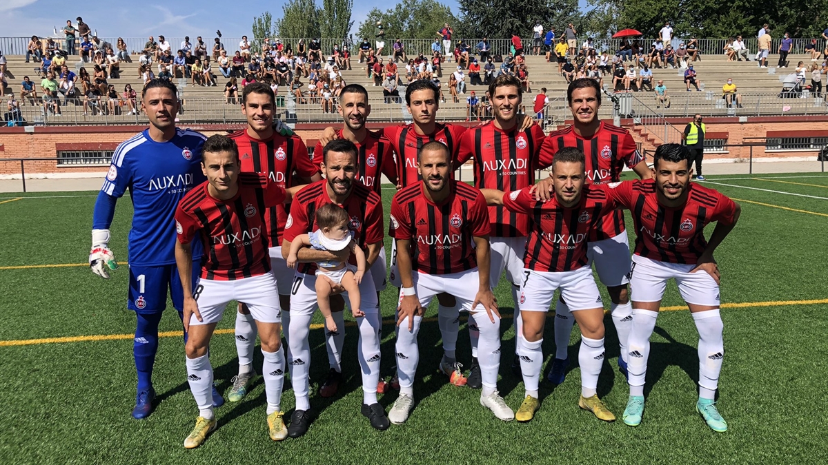 Jugadores del Adarve posan antes del partido