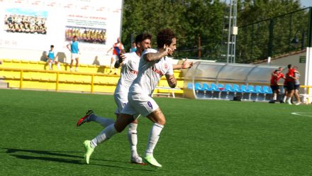 Adri Bravo celebra su gol