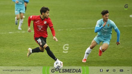 Alberto Soto conduce el balón