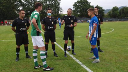 Capitanes sortean campo con equipo arbitral