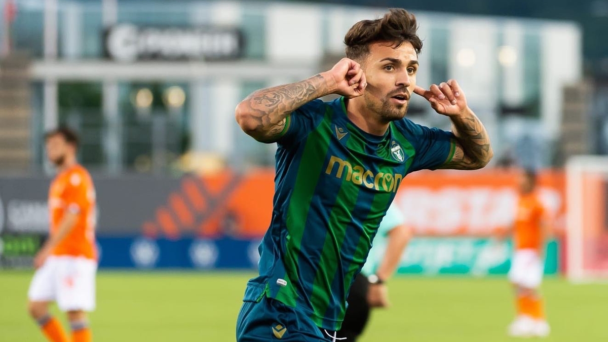 Álvaro Rivero celebra un gol