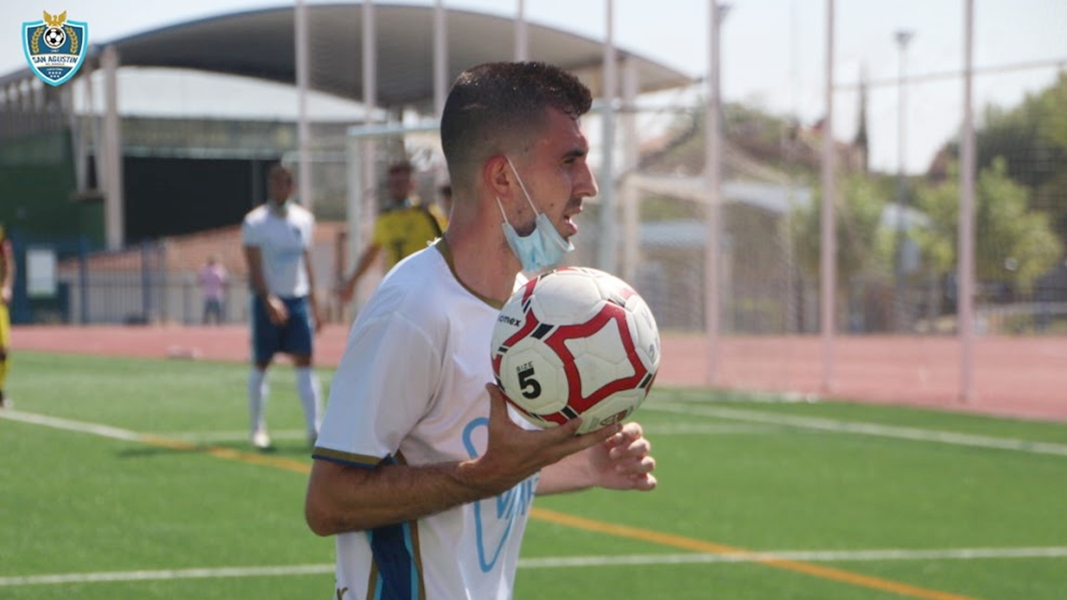 Jugador CF San Agustín saque de banda