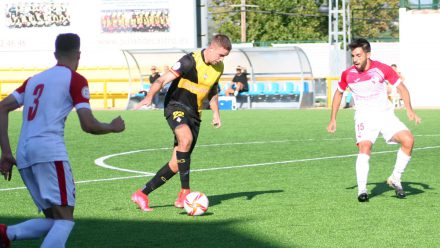 Héctor controla balón durant partit