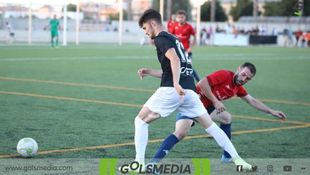 Jugador Castellonense ante rival Ribarroja
