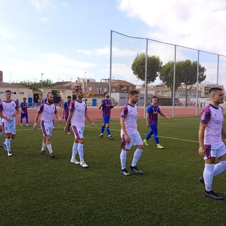 Els jugadors de tots dos equips salten al camp.