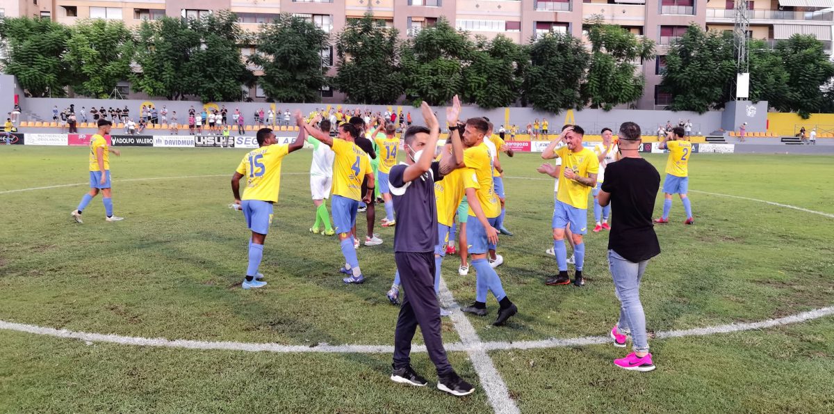 Los jugadores del Orihuela CF aplauden a la grada