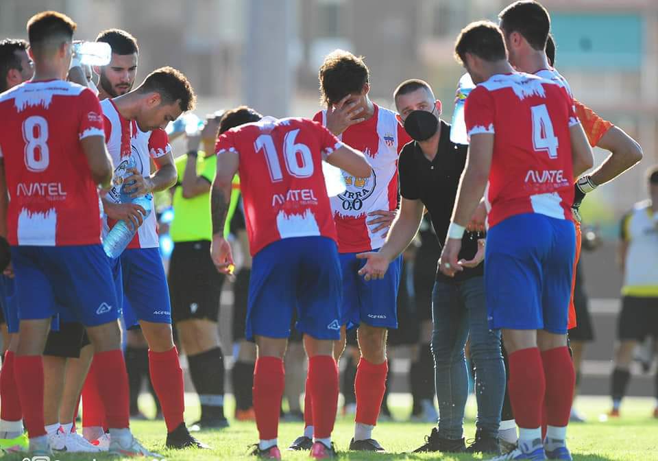 El entrenador del Santa Pola CF da instrucciones