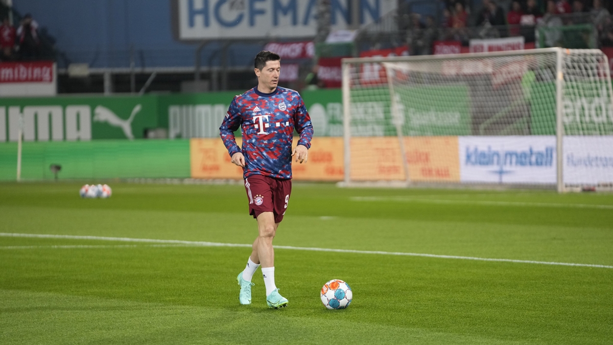 Lewandowski maneja balón durante calentamiento