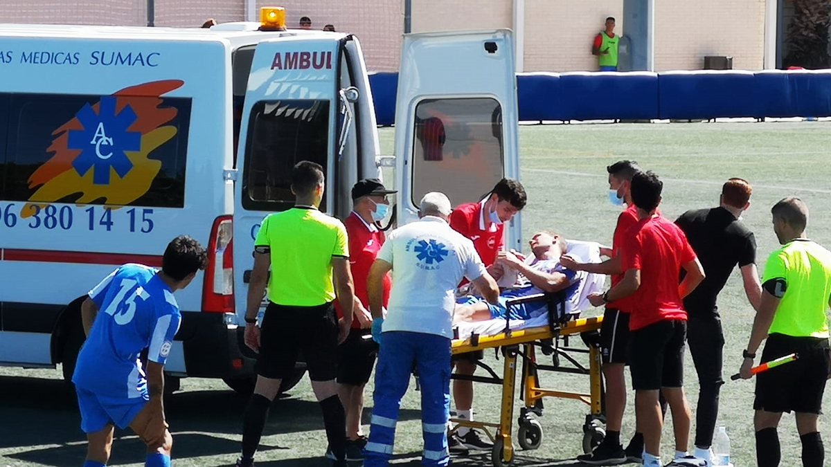 Jero retirado del campo en ambulancia