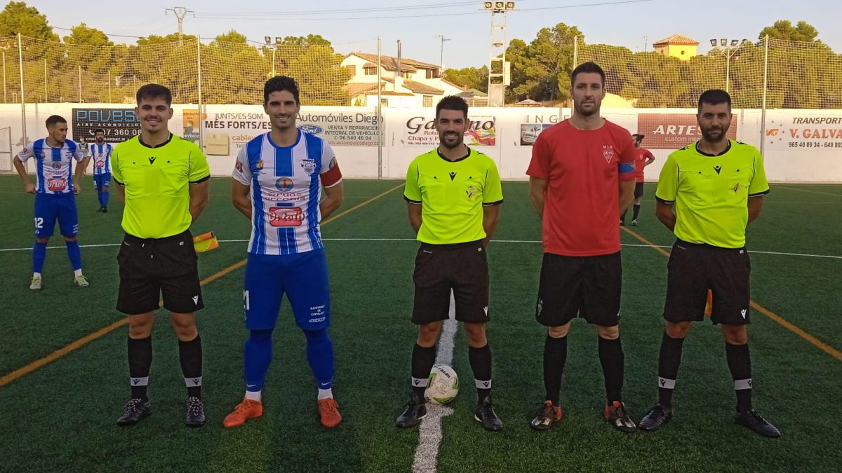 Capitanes y árbitros posan antes del partido