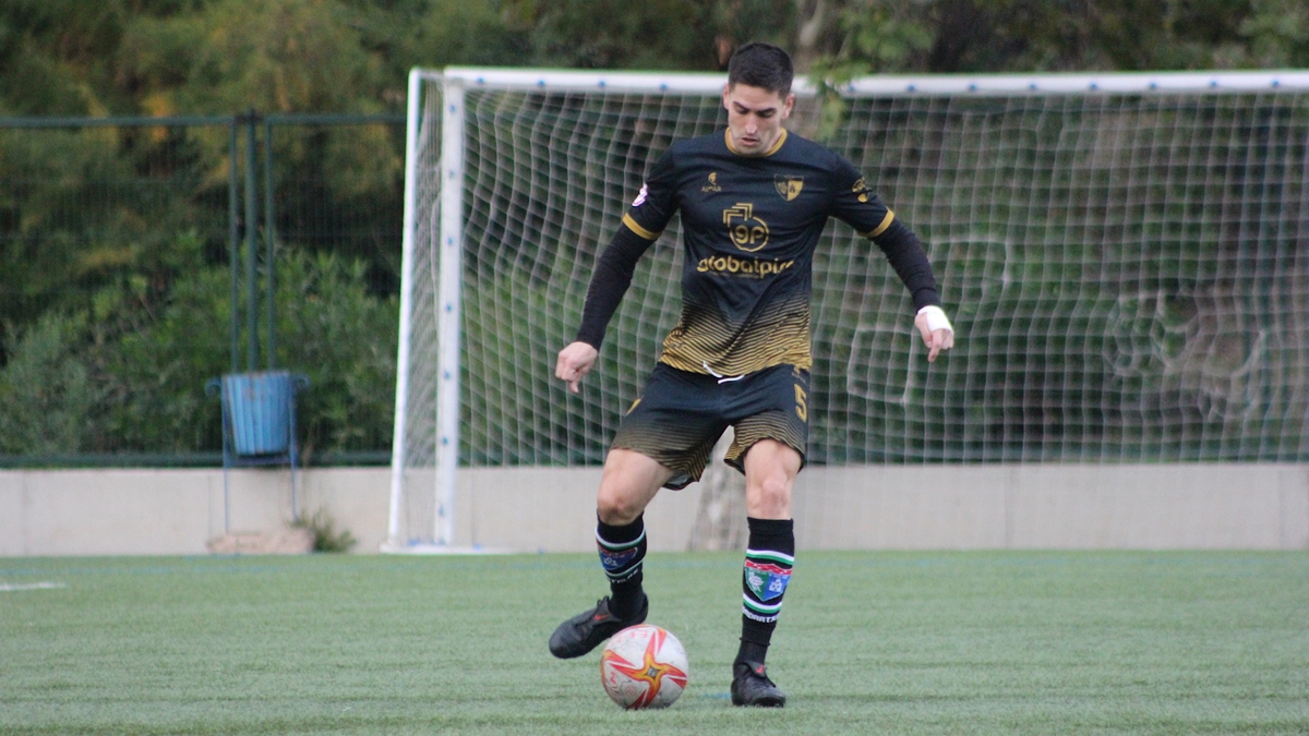 Álvaro Caloto toca el balón