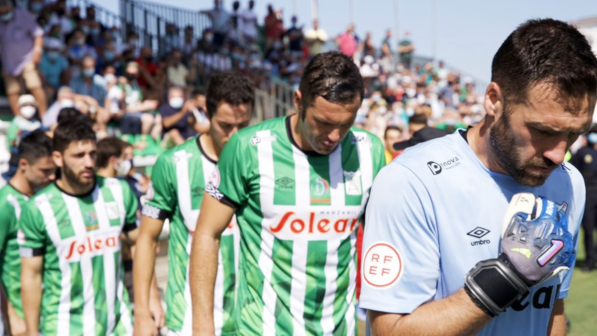 Jugadores Atlético Sanluqueño saltan al campo
